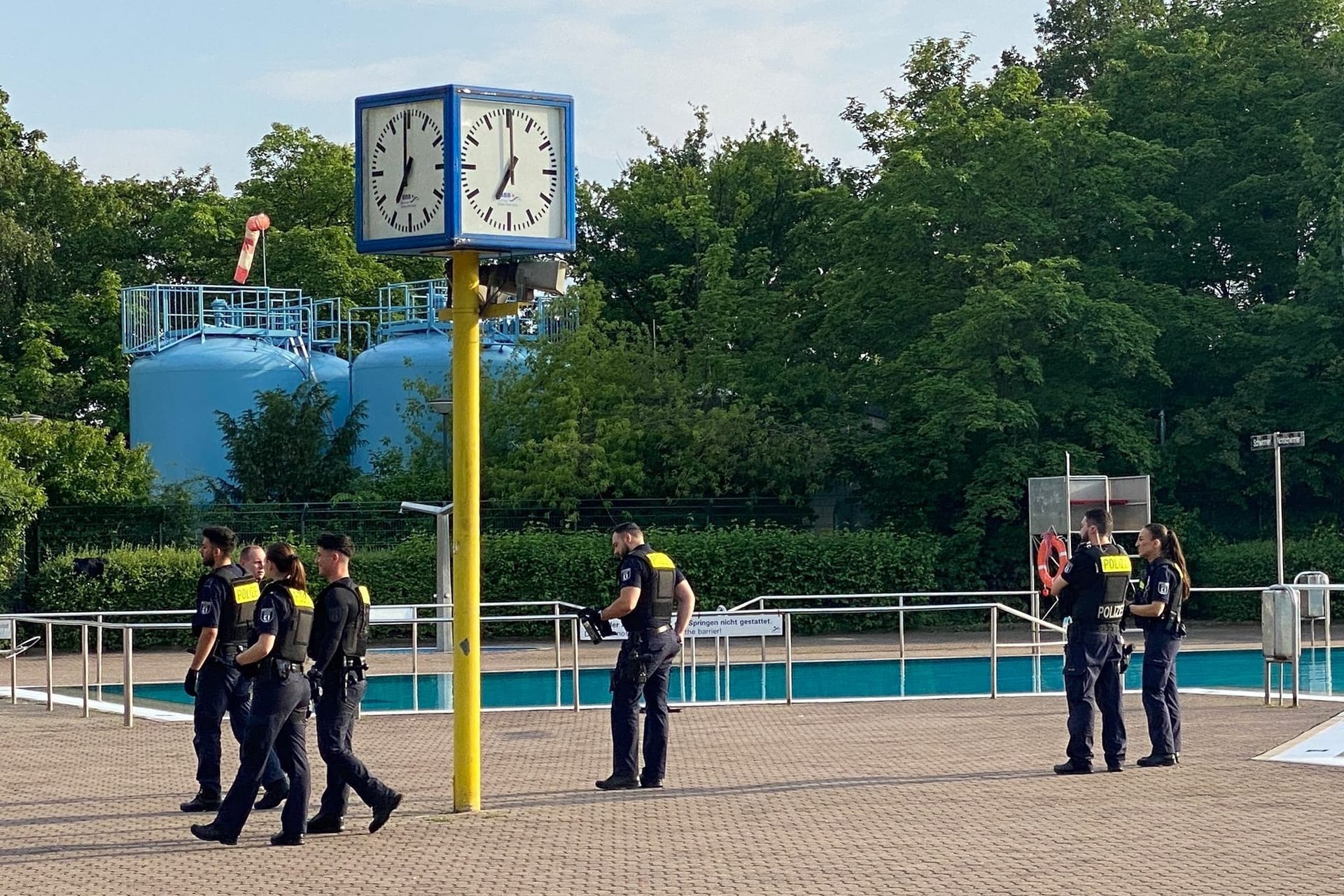 Erneut Polizeieinsatz in Berliner Freibad - Räumung in Neukölln