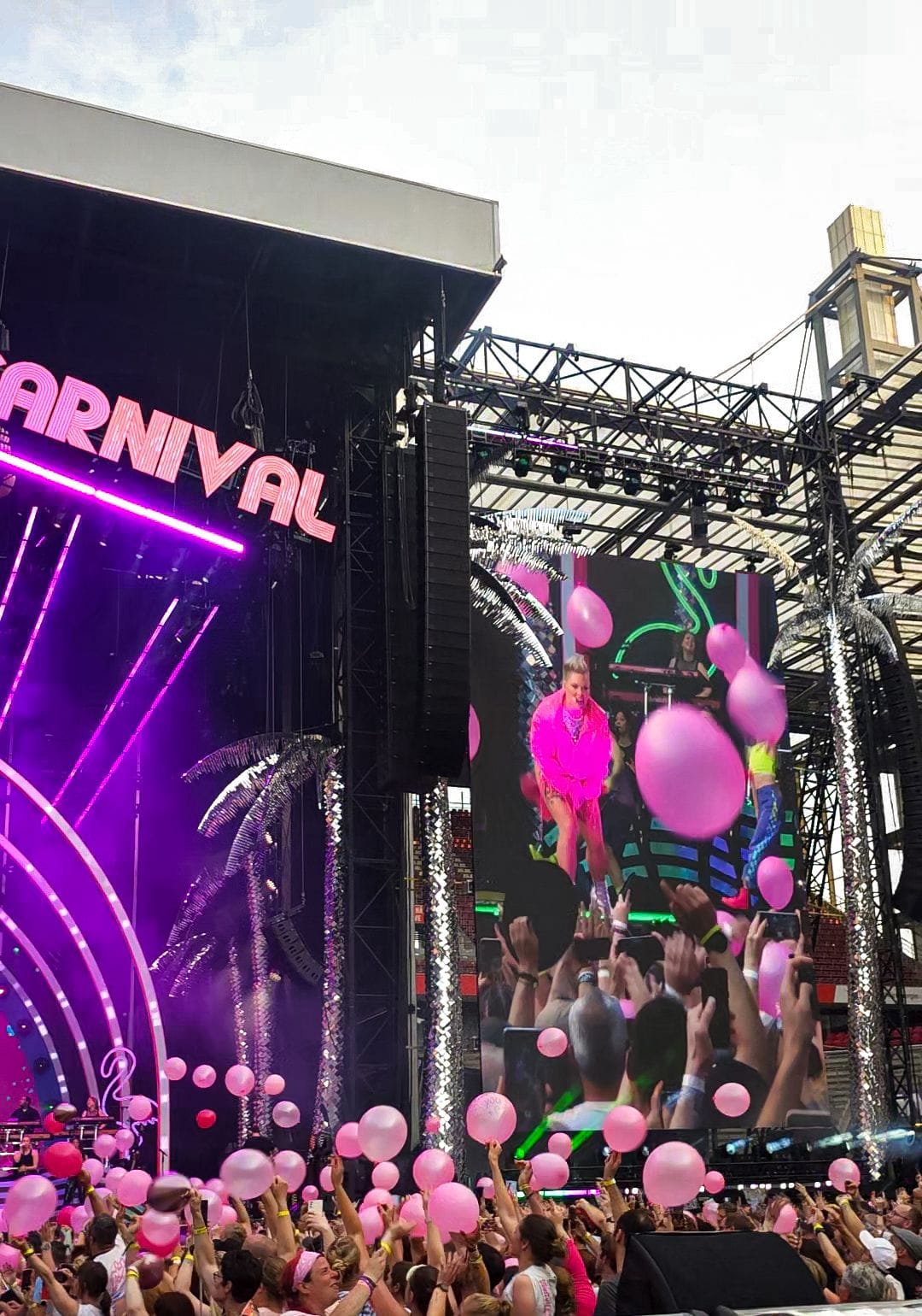 Pinke Ballons für Pink: Beim Konzert in Köln am vergangenen Samstag überraschten Fans die Sängerin mit Ballons.