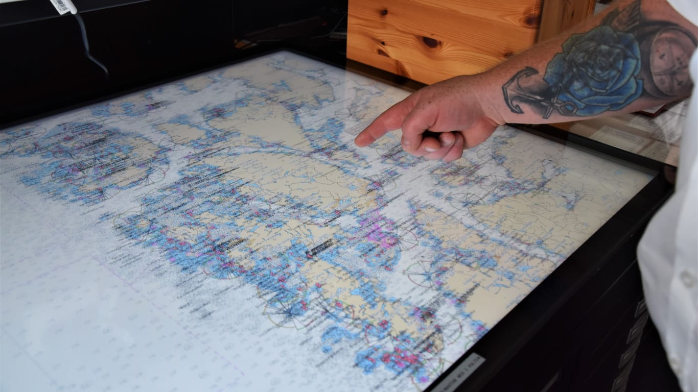Der Kapitän zeigt t-online die Route auf einer digitalen Karte: Während große Kreuzfahrtschiffe oft außen herumfahren müssen, kann die Otto Sverdrup auch durch engste Fjorde fahren.