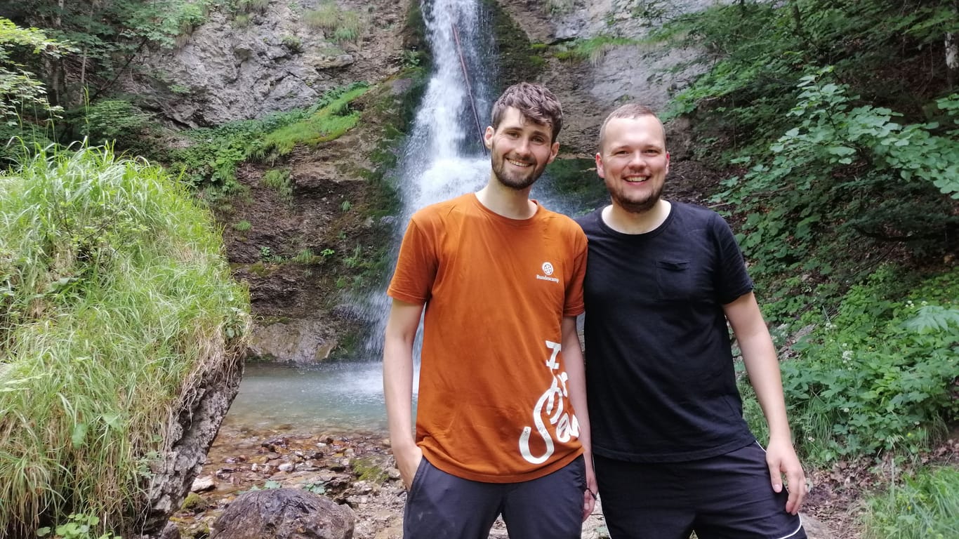 Ruben (links) und David vor einem Teil des Bärgündele-Wasserfalls an der Nordflanke des Hochvogels: Die beiden Freunde wollen ganz nach oben. Schaffen sie es?