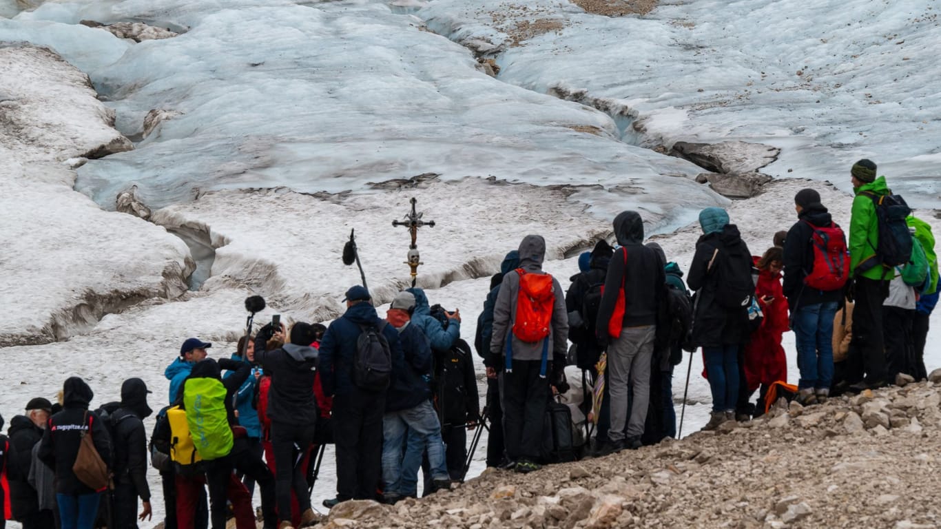 Prozession vor den Resten des Gletschers: Eine evangelische Pfarrerin und ein katholischer Pfarrer hatten sich für Aktion zusammengetan.