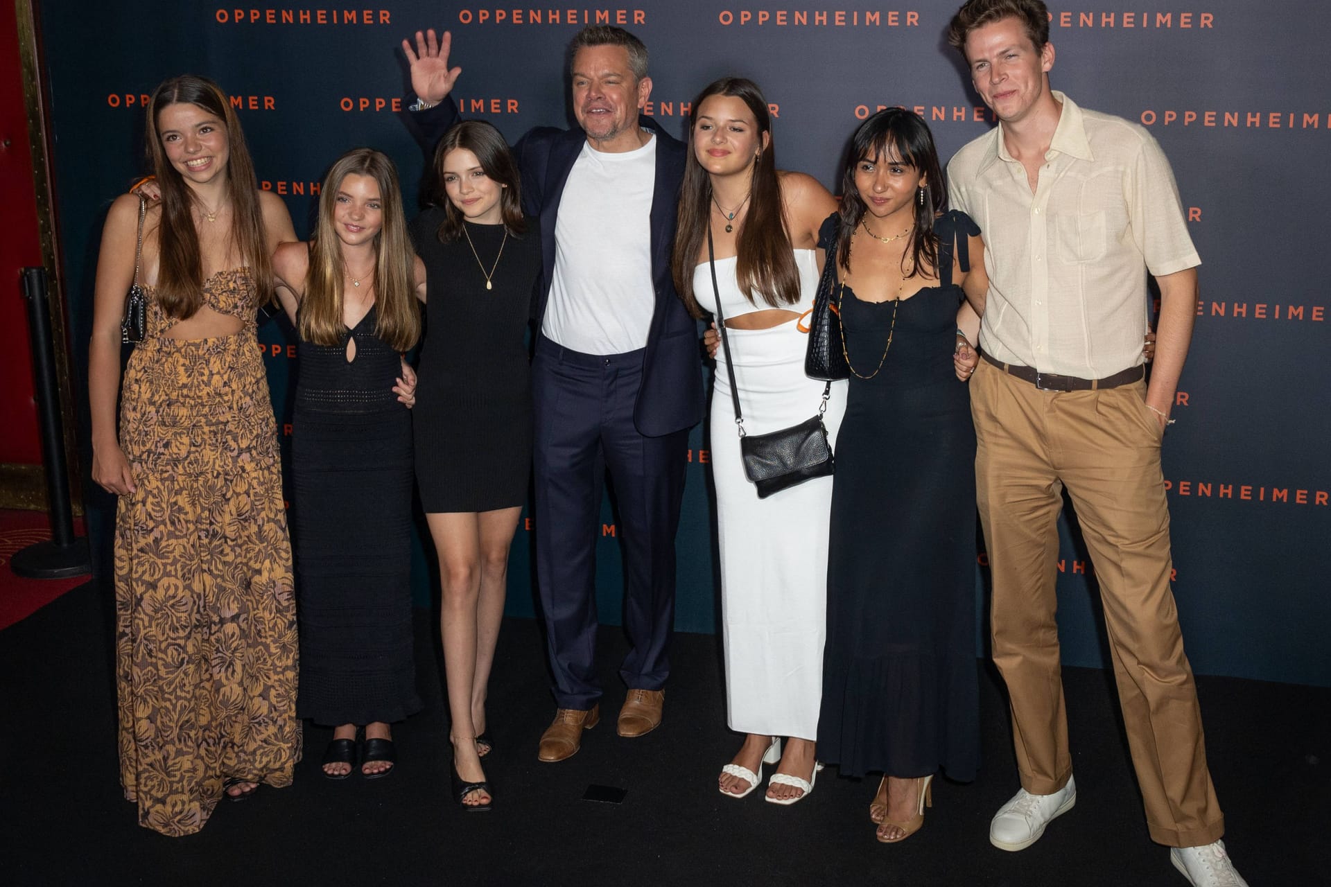 Matt Damon mit seinen Töchtern Stella (links von ihm), Gia (rechts von ihm) und Alexia (rechts neben Gia)