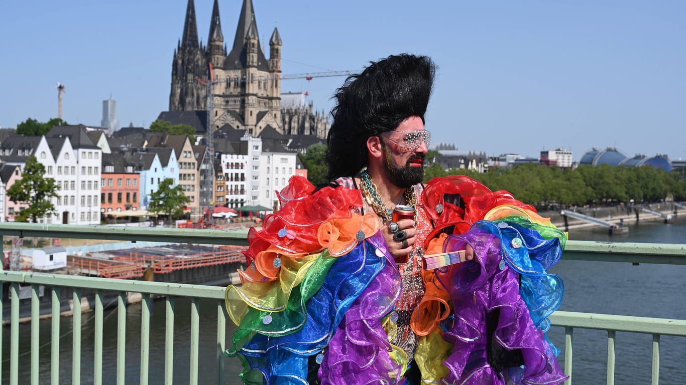 Die Deutzer-Brücke in Köln: Ein bunt gekleideter Teilnehmer des Christopher Street Day.