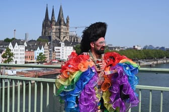 Die Deutzer-Brücke in Köln: Ein bunt gekleideter Teilnehmer des Christopher Street Day.