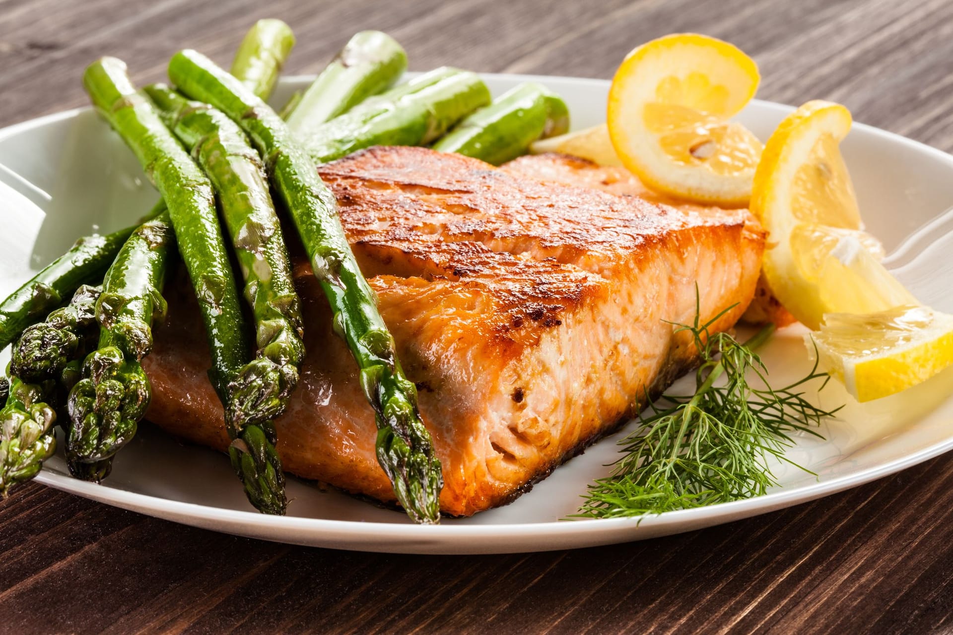 Lachs ist nicht nur wirklich lecker, sondern auch sehr gesund – eine perfekte Ergänzung für jedes Menü!