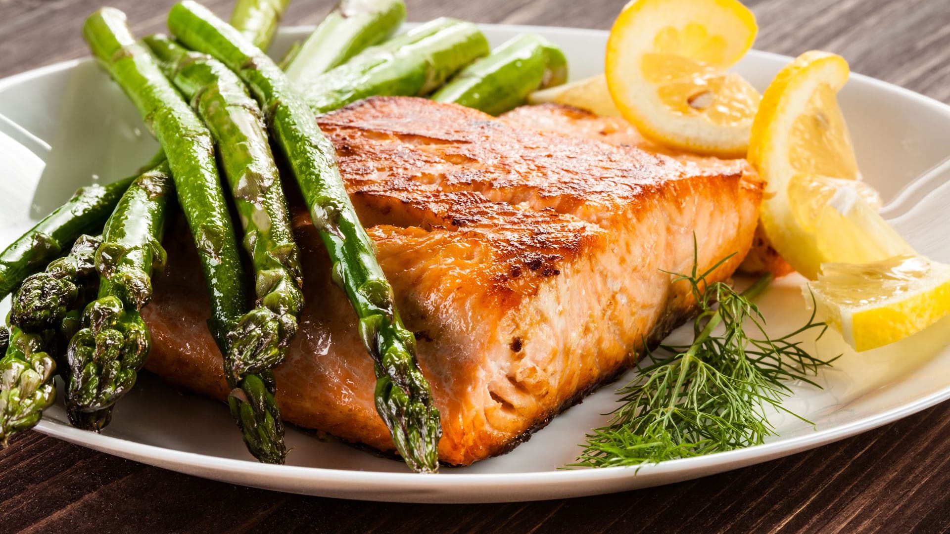 Lachs ist nicht nur wirklich lecker, sondern auch sehr gesund – eine perfekte Ergänzung für jedes Menü!