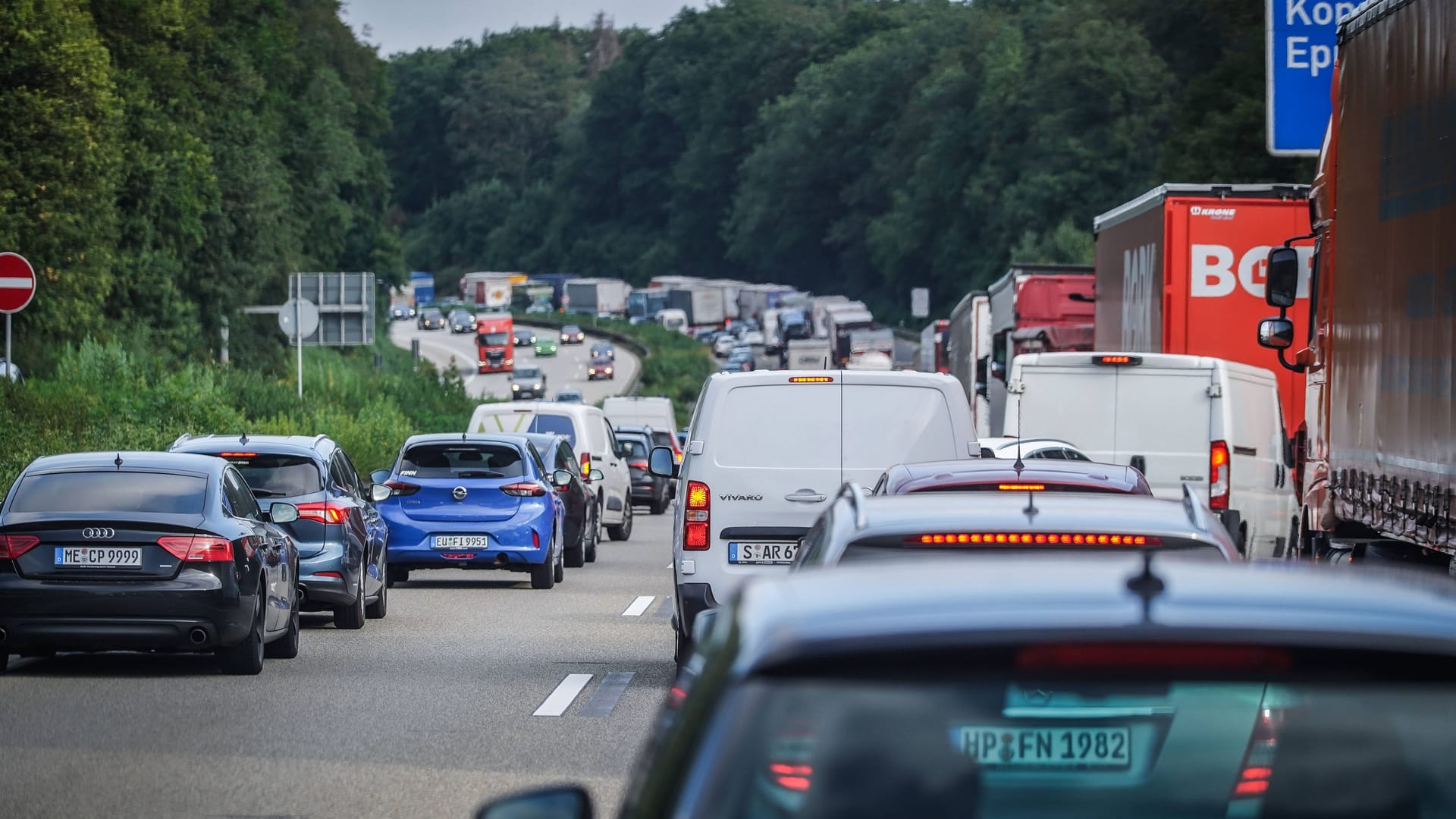 Rettungsgasse: Schon vor dem Eintreffen der Rettungskräfte müssen Autofahrer die Gasse freihalten.