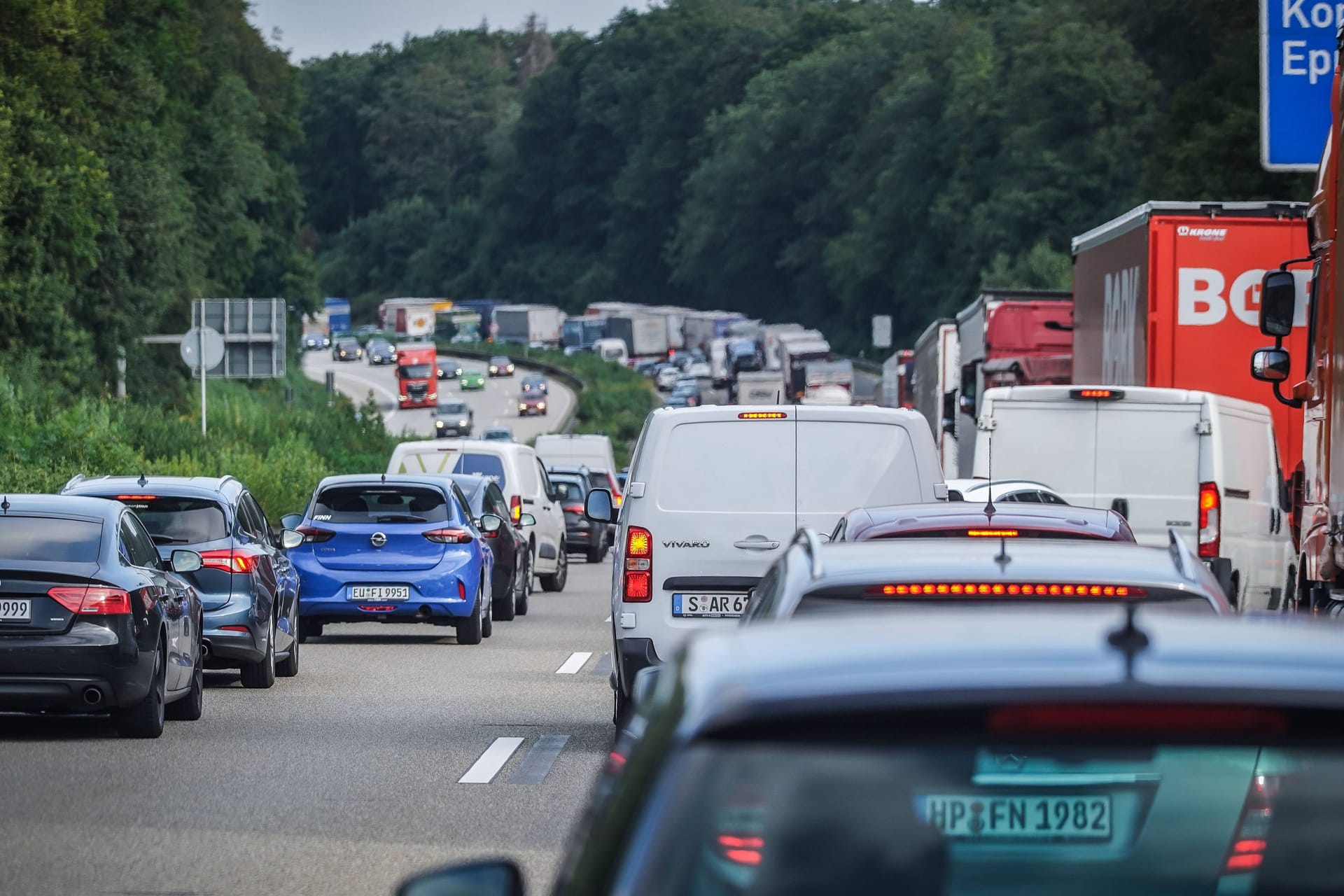 Rettungsgasse: Schon vor dem Eintreffen der Rettungskräfte müssen Autofahrer die Gasse freihalten.