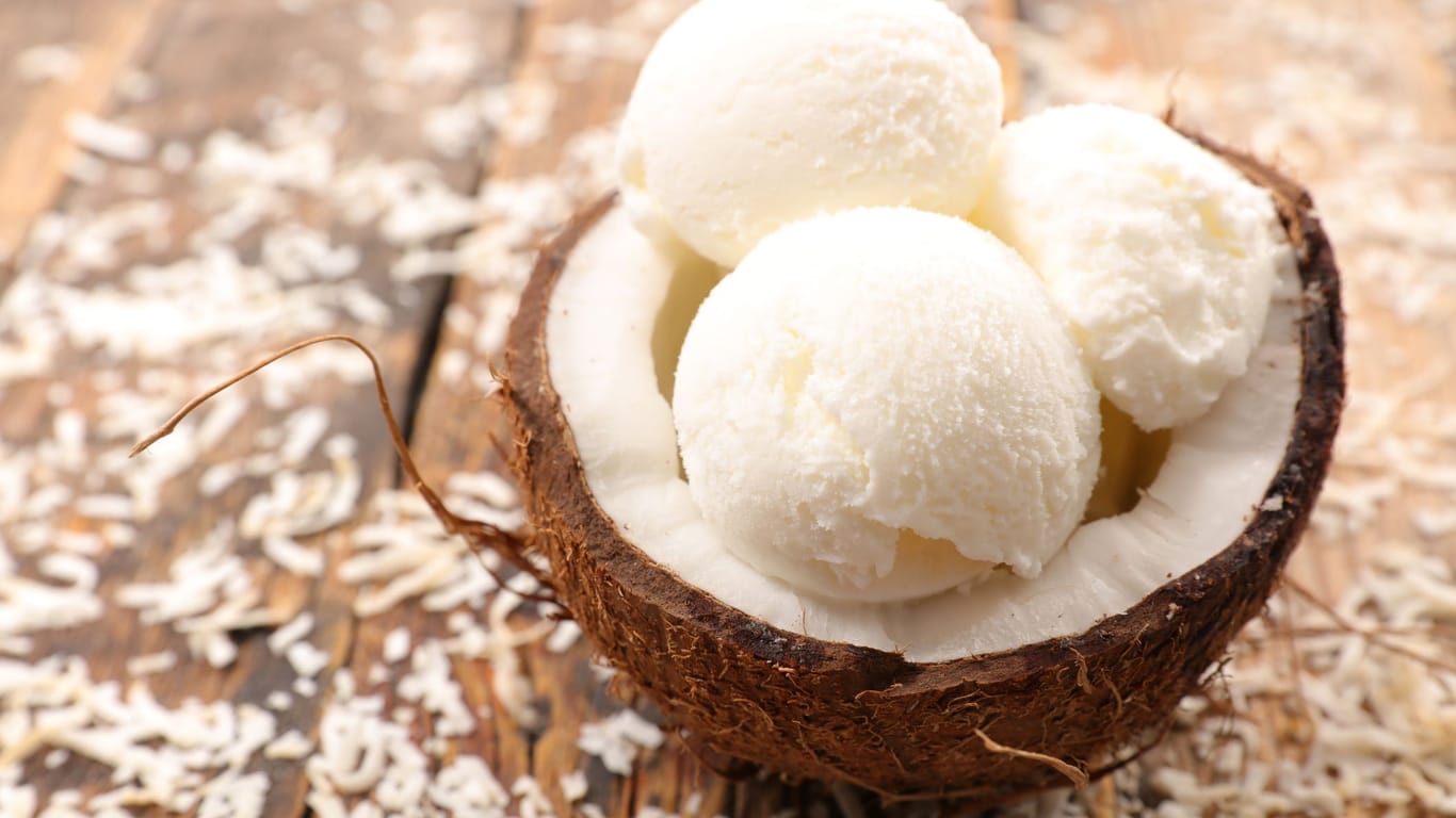 Nicht nur Kokosmilch ist lecker. Bereiten Sie sich leckere Desserts aus frischer Kokosnuss zu.