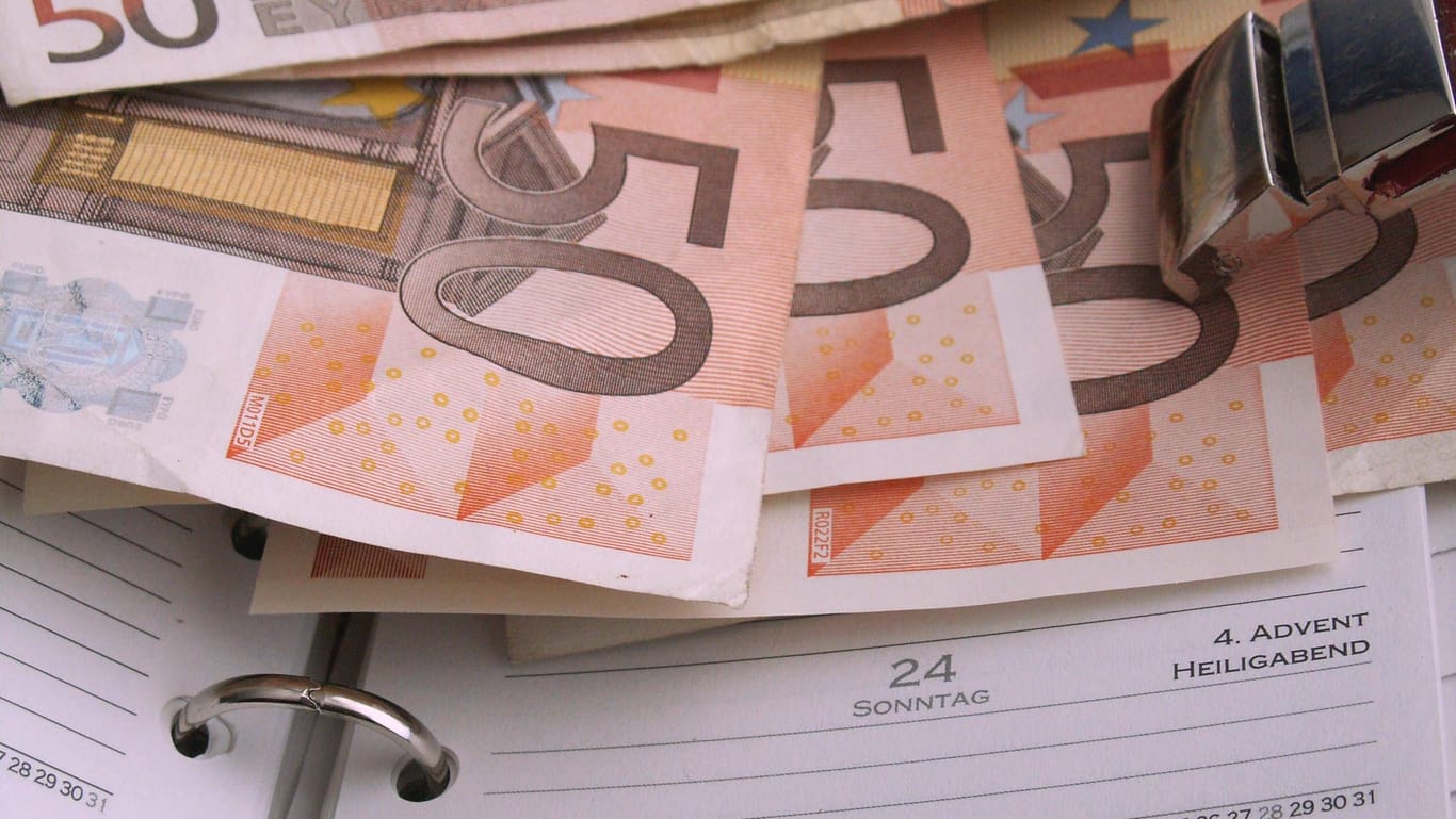 50-Euro-Scheine auf einem Kalenderblatt (Symbolbild): Gehalt wird üblicherweise rückwirkend am Monatsende ausgezahlt.