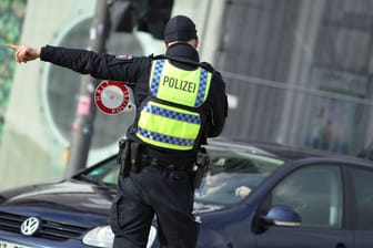 Polizist bei einer Verkehrskontrolle (Symbolbild): Insgesamt sechs Personen befanden sich in dem kontrollierten Fahrzeug.