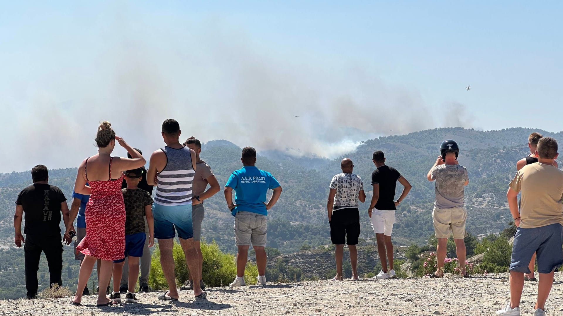 Touristen beobachten die Feuer in Rhodos: Auch aus dem Rheinland sind viele auf die griechische Insel gereist.