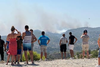 Touristen beobachten die Feuer in Rhodos: Auch aus dem Rheinland sind viele auf die griechische Insel gereist.