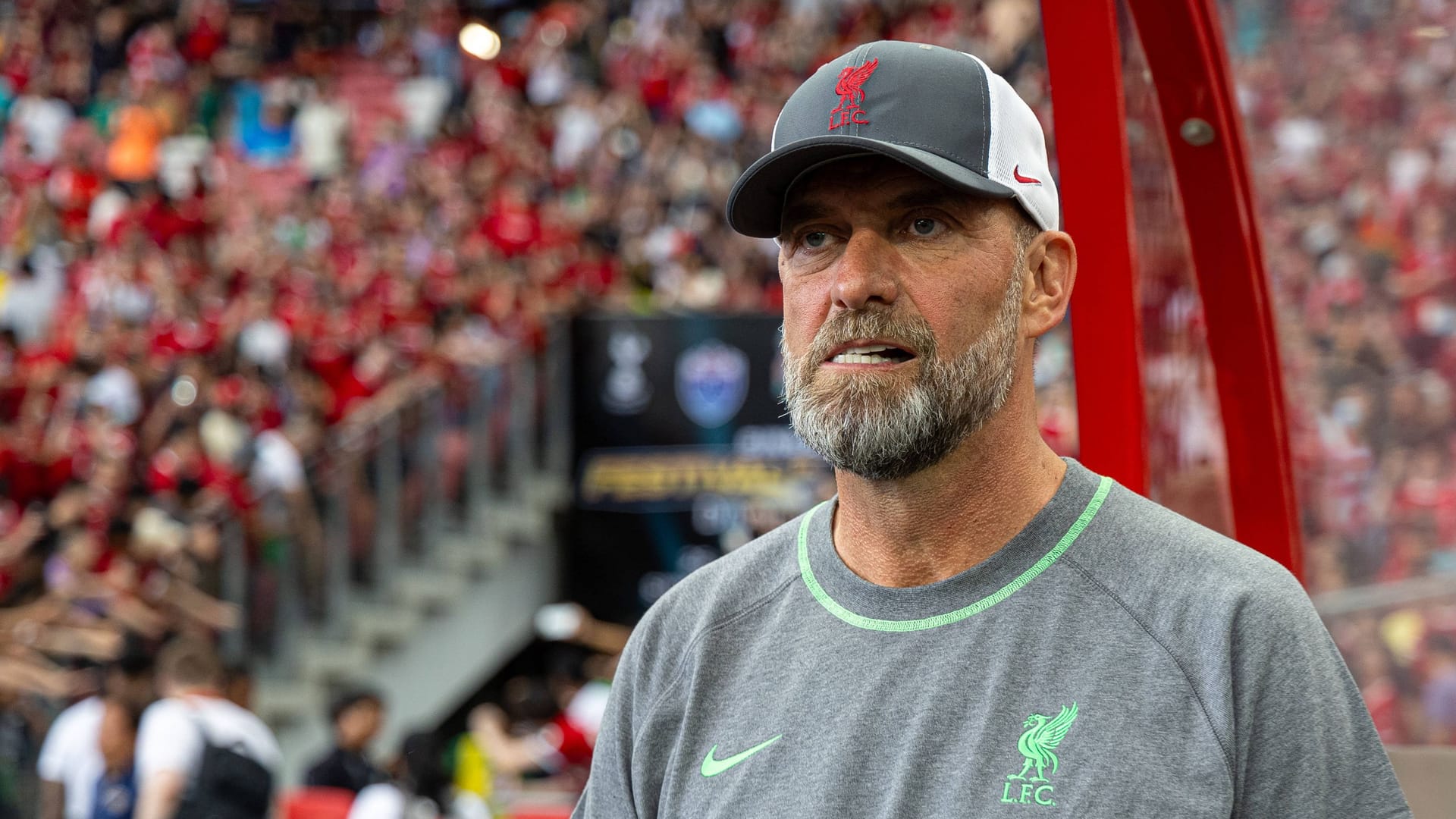 Jürgen Klopp: Erst kürzlich musste er seinen Kapitän ziehen lassen. Jürgen Klopp: Erst kürzlich musste er seinen Kapitän ziehen lassen.