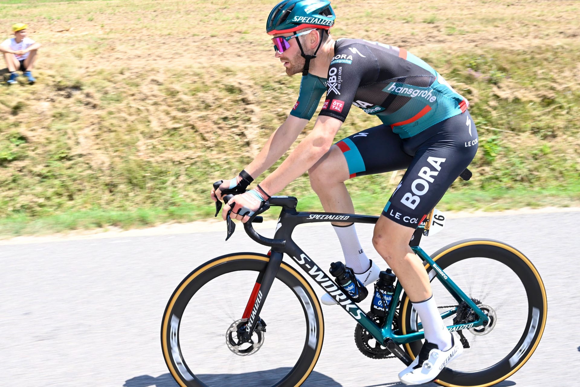 Jordi Meeus: Der Radprofi machte auf der elften Etappe der Tour eine unschöne Erfahrung mit einem Fan.