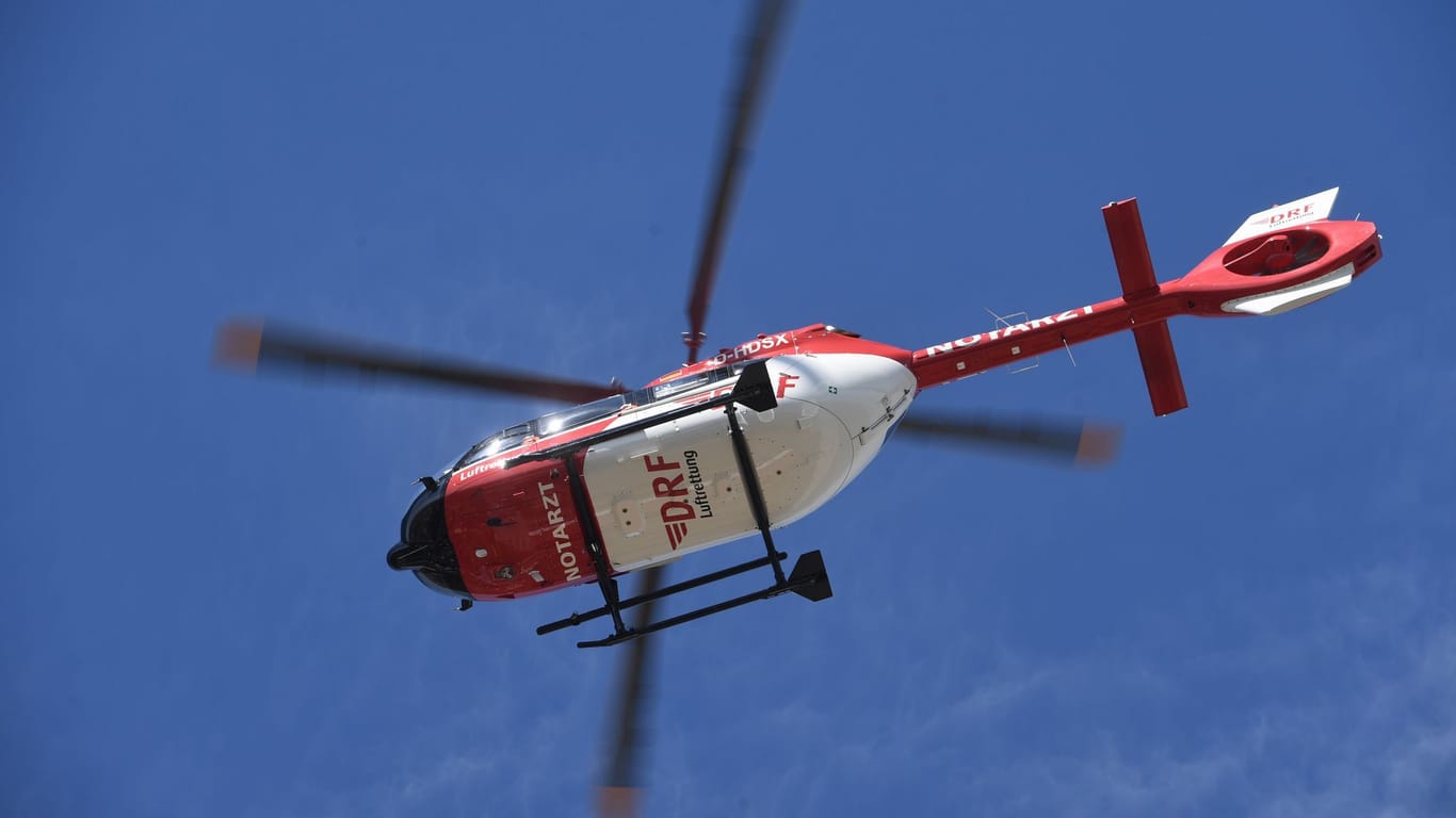 Ein Rettungshubschrauber fliegt am Himmel (Symbolbild): Der Mann wurde schwer verletzt.