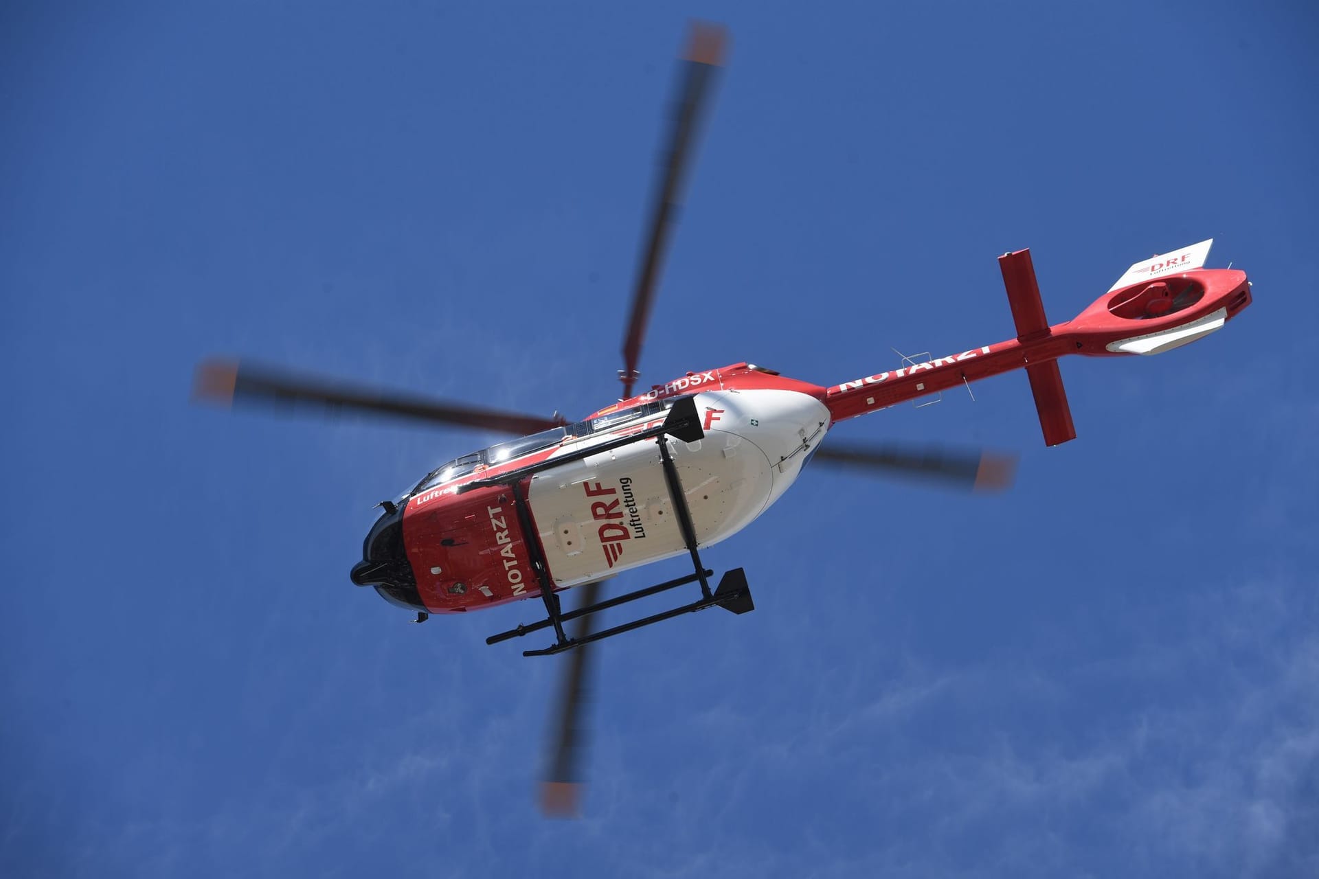 Ein Rettungshubschrauber fliegt am Himmel (Symbolbild): Der Mann wurde schwer verletzt.