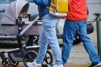 Eltern mit Kinderwagen unterwegs in Düsseldorf (Symbolbild): Wer als Paar ein Jahreseinkommen von 150.00 Euro brutto oder mehr hat, soll nach den Ampel-Plänen kein Elterngeld mehr bekommen.