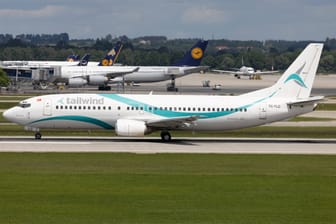 Eine Boeing 737 der Fluglinie Tailwind Airlinesam Flughafen München (Archivbild): In München wartete eine Maschine drei Stunden am Boden und hielt die Passagiere gefangen.