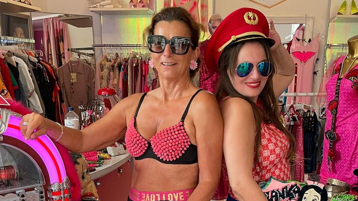 Claudia Obert (l.) und Blanca Luz: Sehen so ihre Outfits für den Schlagermove aus?