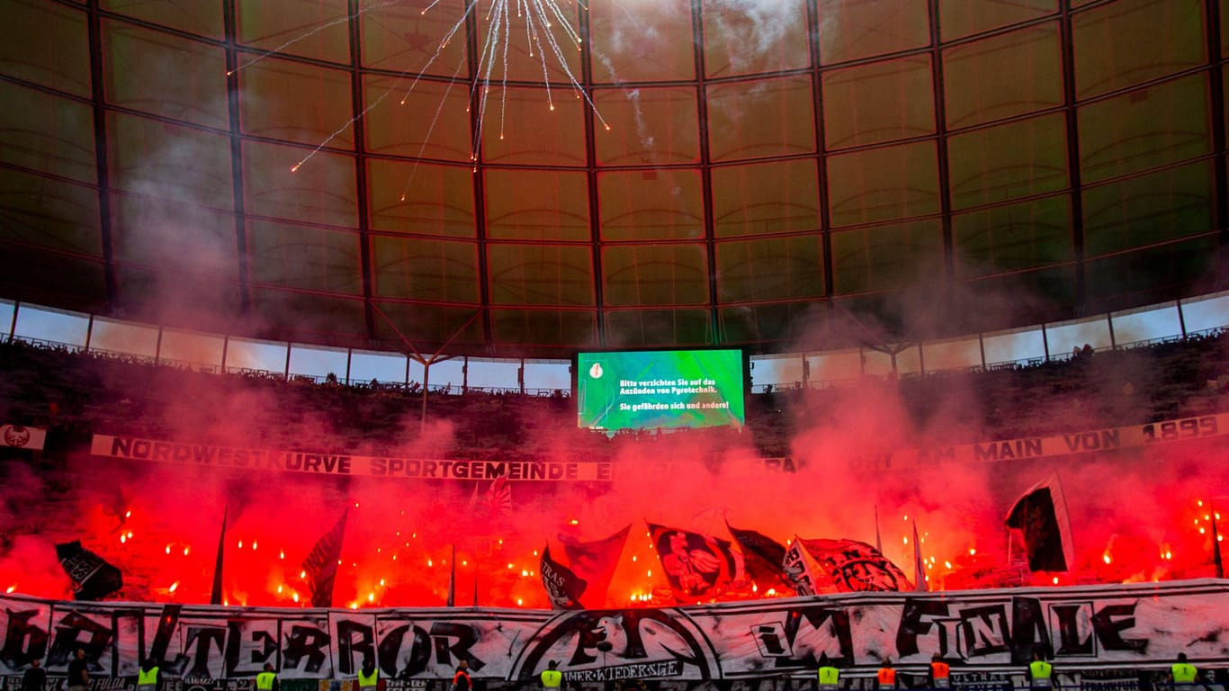 Beim Pokalfinale gegen Leipzig zündeten Fans von Eintracht Frankfurt Feuerwerkskörper.
