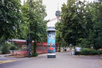 Litfaßsäule von Vodafone in Düsseldorf: Drei 5G-Antennen hat das Unternehmen in die Säule eingebaut.