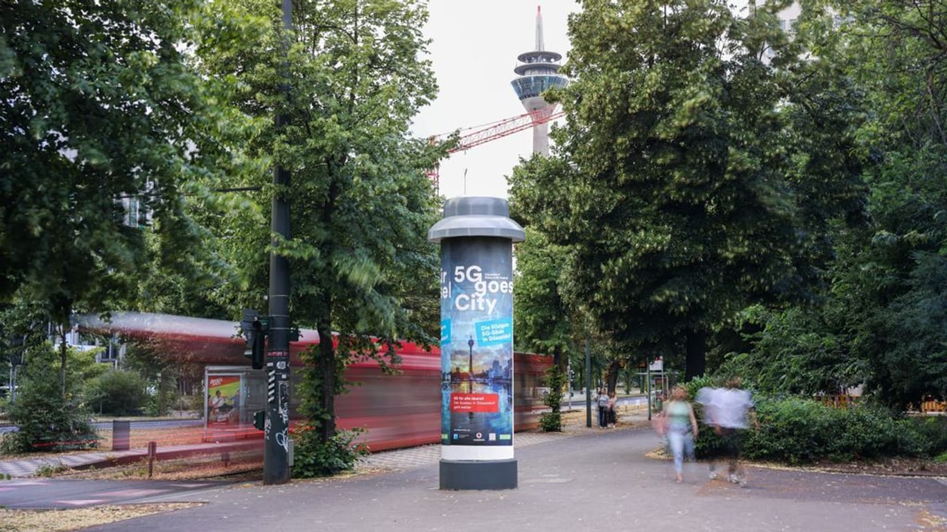 Litfaßsäule von Vodafone in Düsseldorf: Drei 5G-Antennen hat das Unternehmen in die Säule eingebaut.