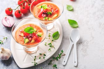 Gazpacho: Die frische, kalte Suppe ist perfekt für heiße Sommertage.