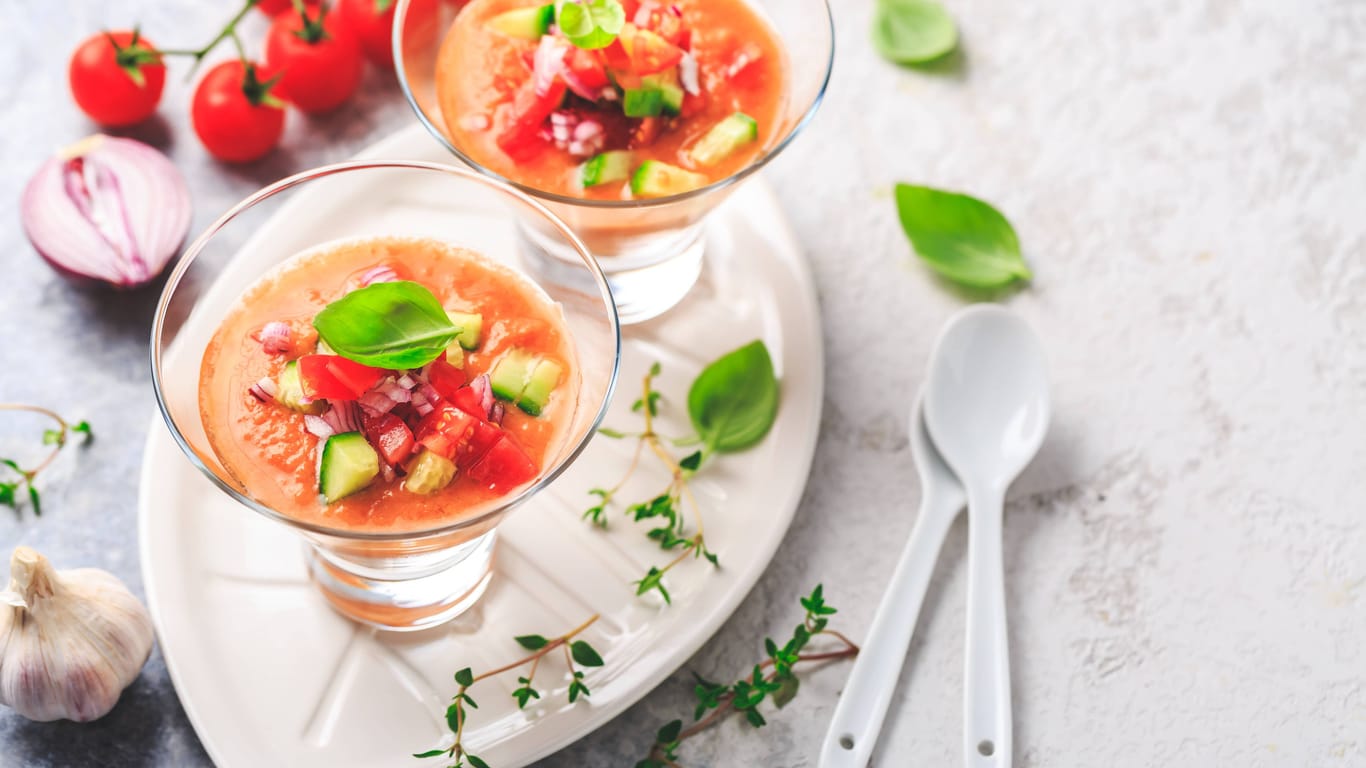 Gazpacho: Die frische, kalte Suppe ist perfekt für heiße Sommertage.