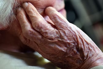 Die Hände einer Demenz-Patientin (Symbolfoto): Für Bewohnerinnen und Bewohner in Pflegeheimen sind selbst zu zahlende Anteile noch weiter gestiegen.