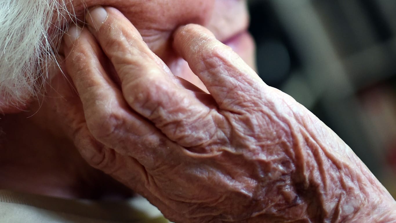 Die Hände einer Demenz-Patientin (Symbolfoto): Für Bewohnerinnen und Bewohner in Pflegeheimen sind selbst zu zahlende Anteile noch weiter gestiegen.