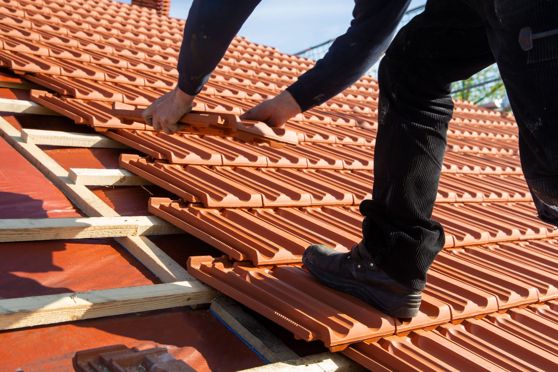 Dachdecker bei der Arbeit (Symbolbild): Vielen Unternehmen fehlen die Auszubildenden. Dachdecker bei der Arbeit (Symbolbild): Vielen Unternehmen fehlen die Auszubildenden.