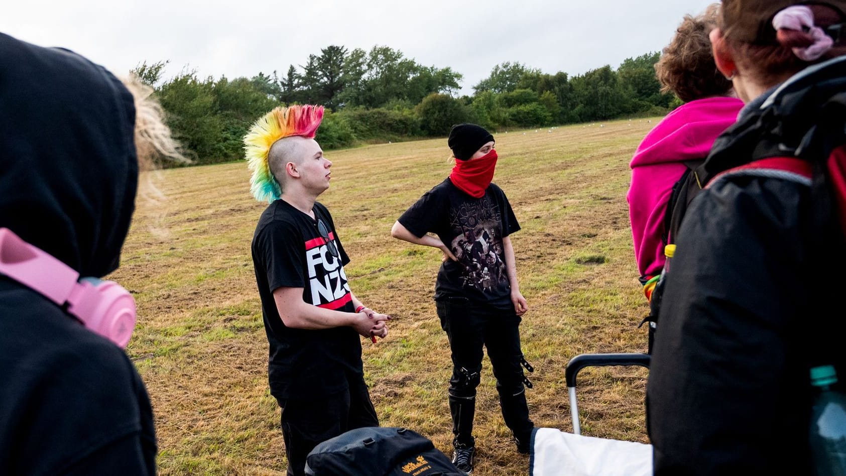 Punks der Gruppe "Aktion Sylt" im Ort Tinnum auf einer Wiese: Hier darf ein angemeldetes Protestcamp stattfinden.