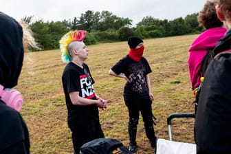 Punks der Gruppe "Aktion Sylt" im Ort Tinnum auf einer Wiese: Hier darf ein angemeldetes Protestcamp stattfinden.