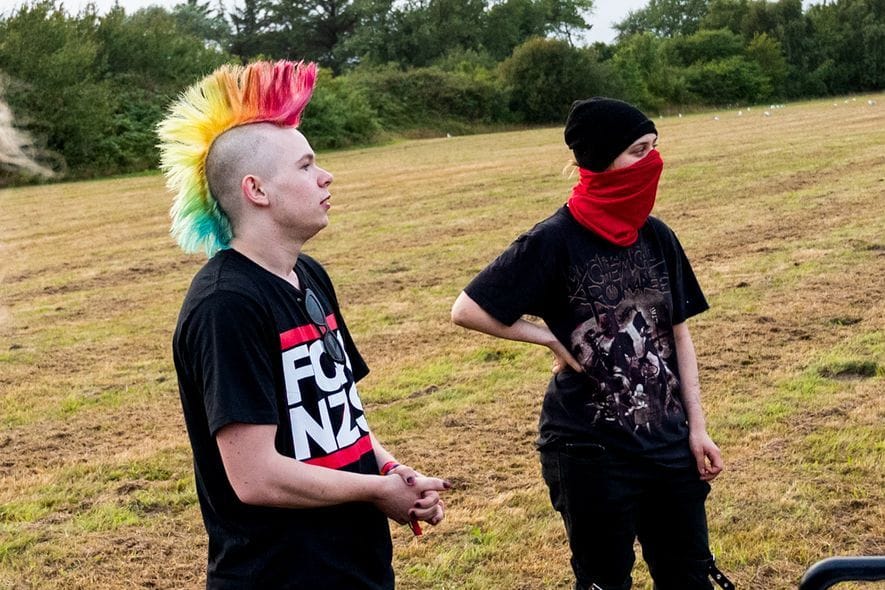 Punks der Gruppe "Aktion Sylt" im Ort Tinnum auf einer Wiese: Hier darf ein angemeldetes Protestcamp stattfinden.