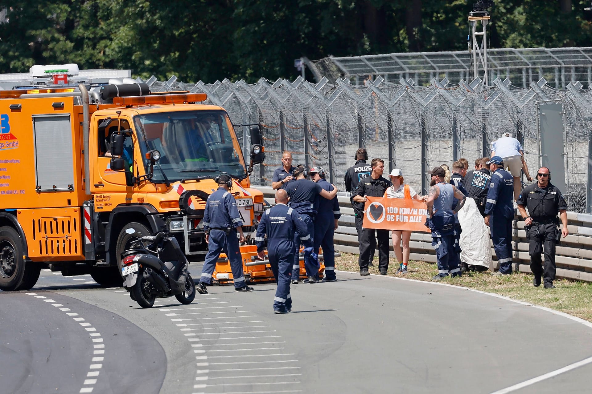 Trubel auf dem Norisring in Nürnberg: Klimaschützer versuchten das DTM-Rennen zu stören. Schnell waren die Einsatzkräfte zur Stelle.