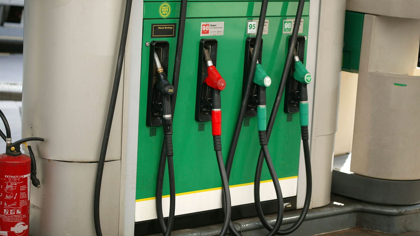 Eine Zapfsäule an einer Tankstelle (Symbolbild): In Österreich etwa kostet Benzin deutlich weniger als in Deutschland.