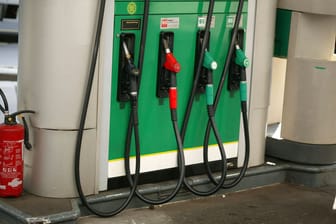 Eine Zapfsäule an einer Tankstelle (Symbolbild): In Österreich etwa kostet Benzin deutlich weniger als in Deutschland.