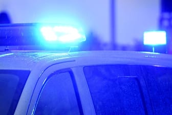 Blaulichter leuchten auf dem Dach eines Streifenwagens der Polizei (Symbolbild): IN Erlangen wurde eine Leiche im Wasser gefunden.