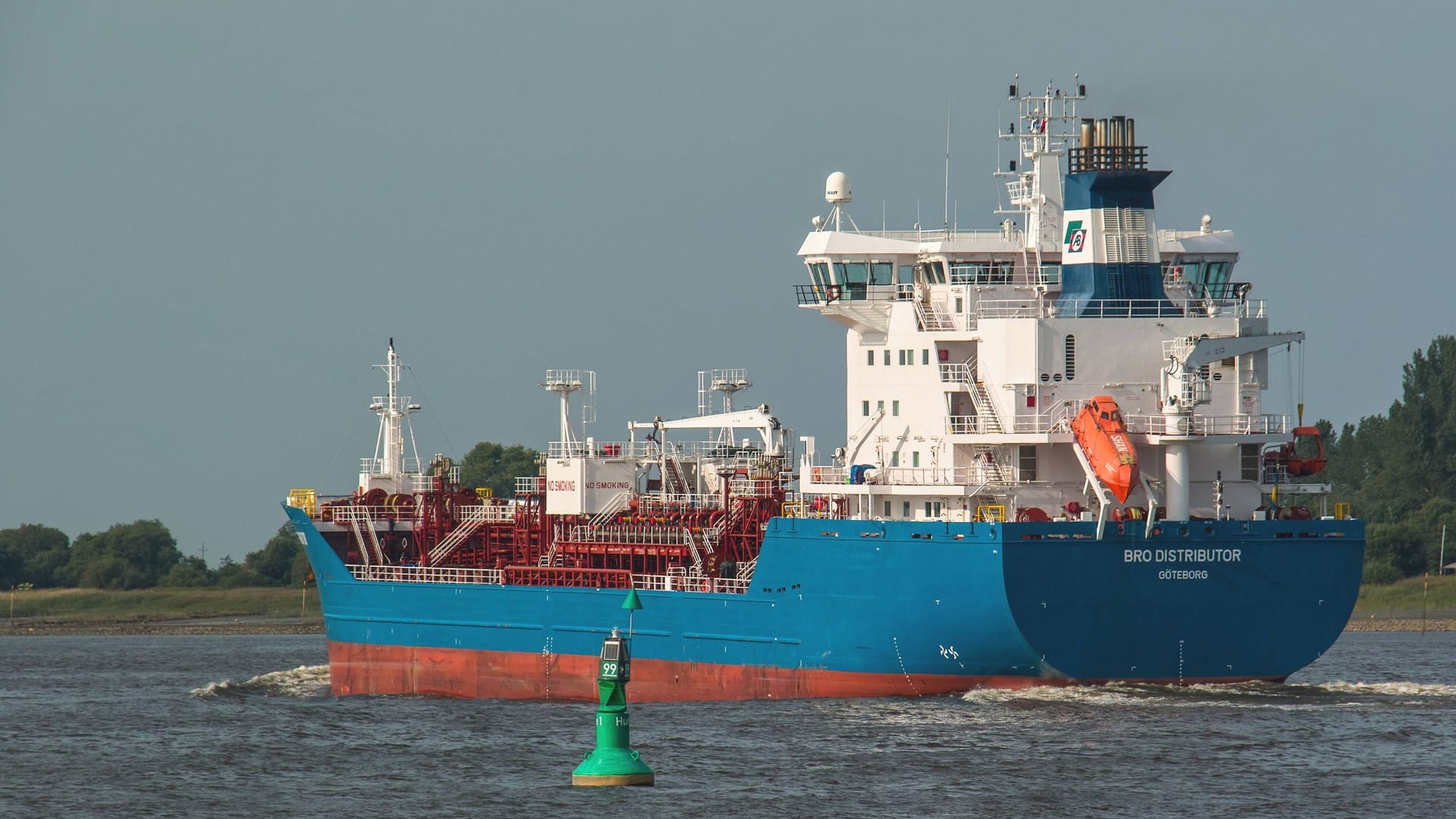 Ein Chemikalienfrachter fährt auf der Unterweser bei Elsfleth: Die Wasserstraße ist kein Ort für Schwimmer.