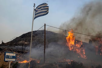 Flammen lodern auf Rhodos: Der griechische Regierungschef sagte am Montag, man befinde sich in einem Krieg gegen die Brände.