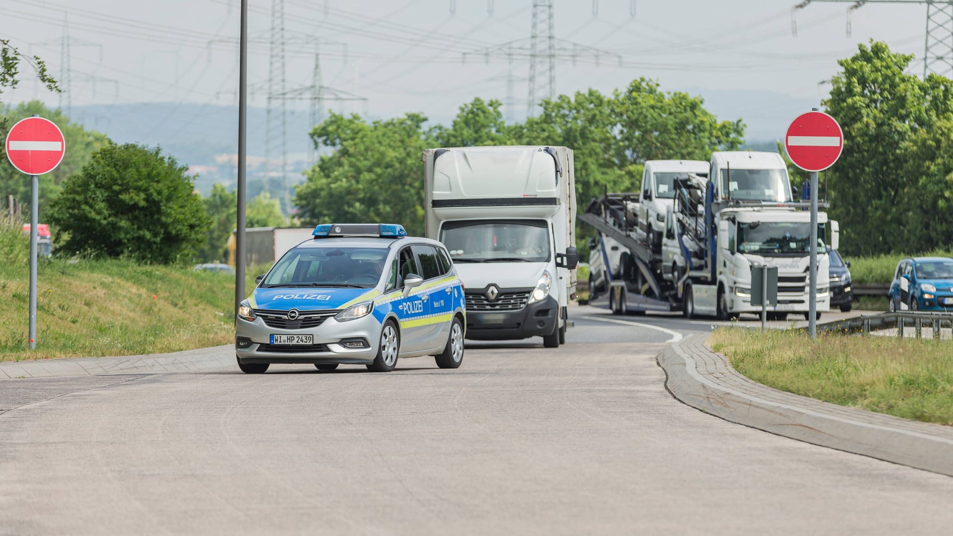 Polizeiauto auf einer Autobahn (Symbolbild): Der Mann starb beim Ausweichen der Kontrolle.