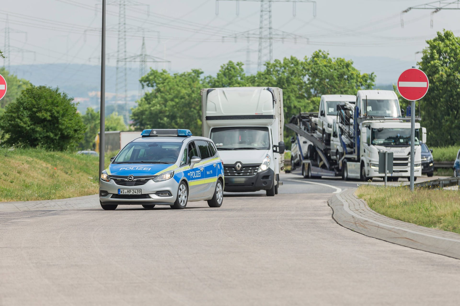 Polizeiauto auf einer Autobahn (Symbolbild): Der Mann starb beim Ausweichen der Kontrolle.