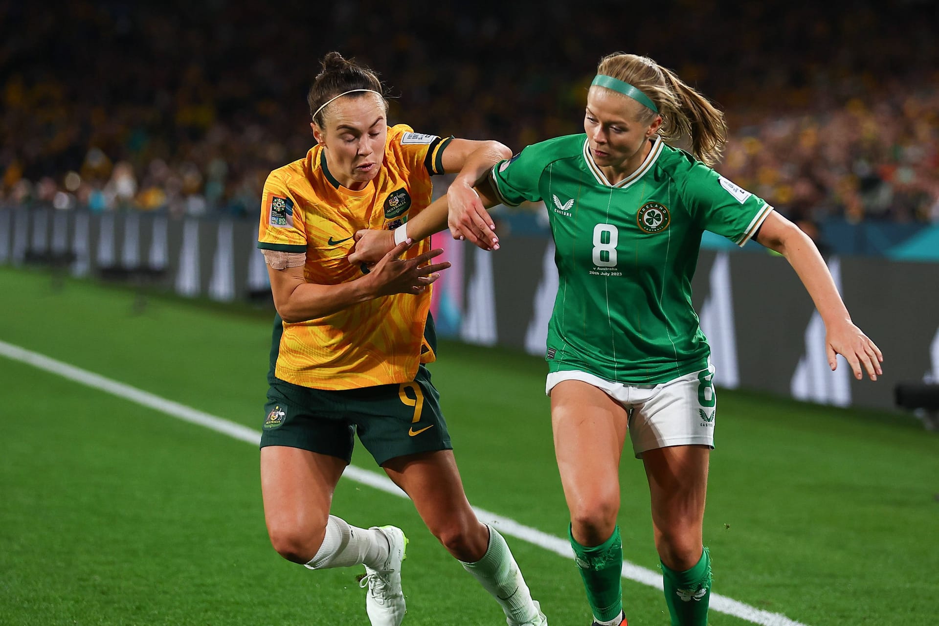 Ärger vor und nach dem Spiel: die Australierin Caitlin Foord (l.) und die Irin Ruesha Littlejohn.