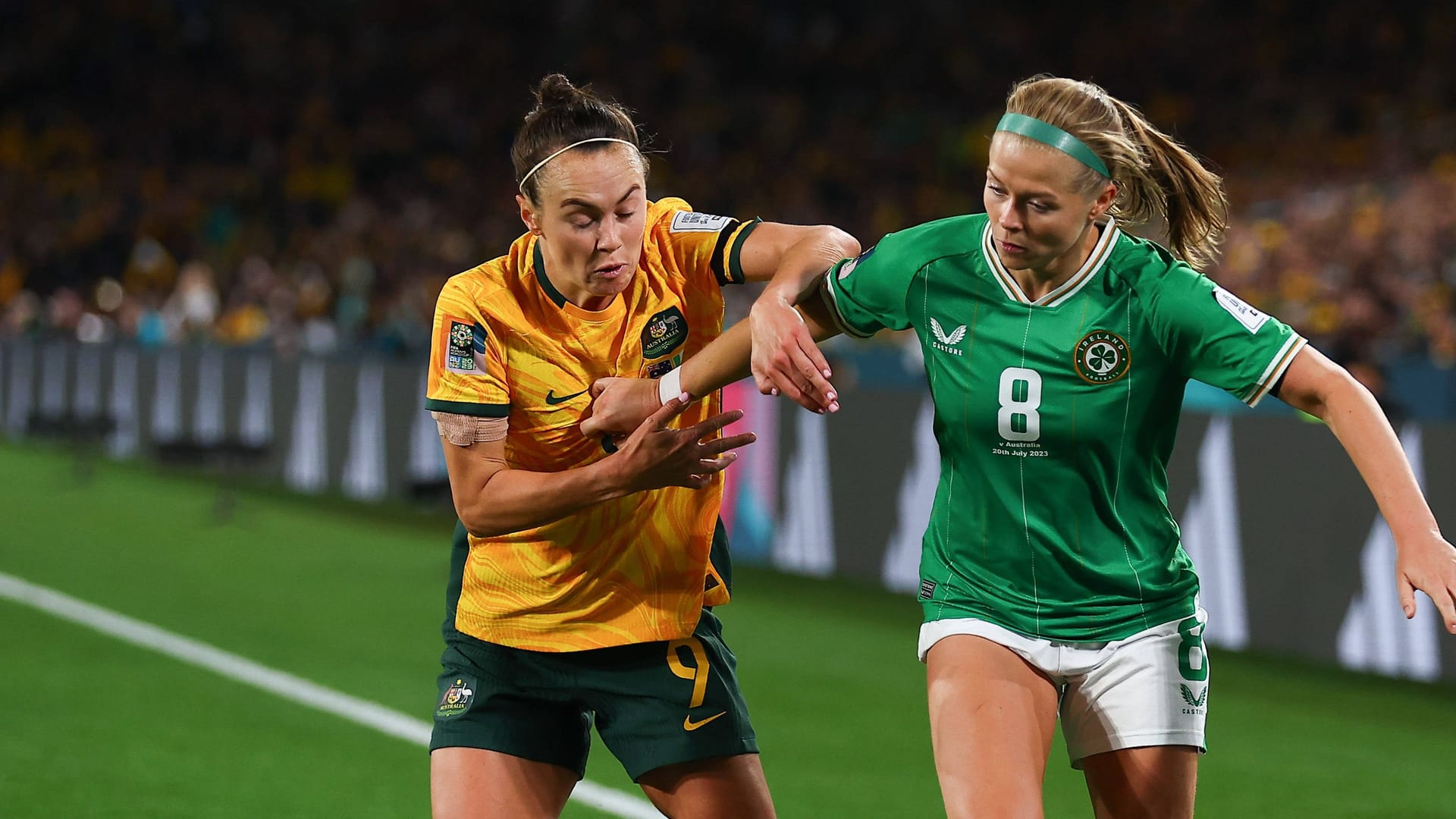 Ärger vor und nach dem Spiel: die Australierin Caitlin Foord (l.) und die Irin Ruesha Littlejohn.