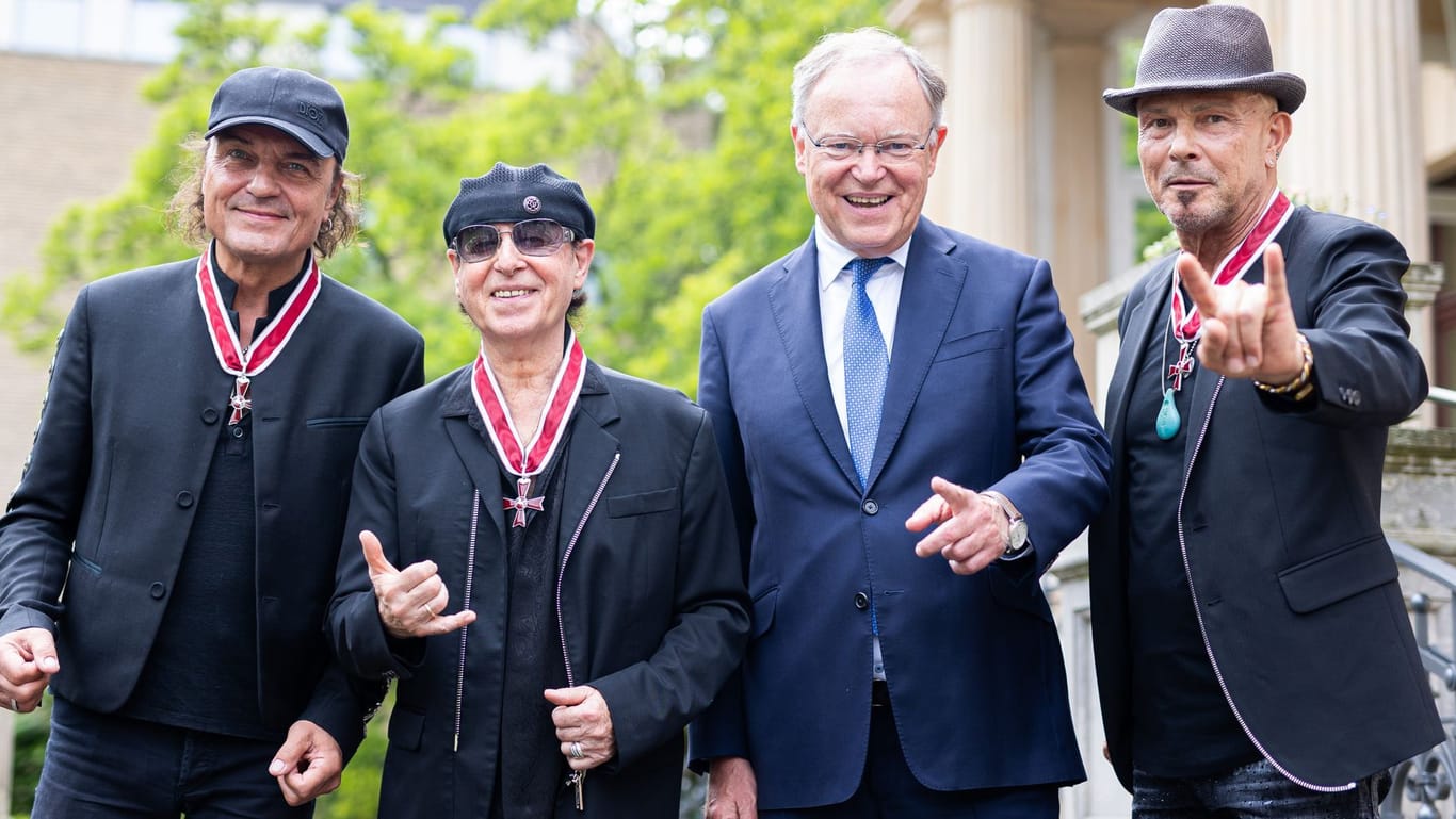 Matthias Jabs (l-r), Klaus Meine, Stephan Wei und Rudolf Schenker: Drei Bandmitglieder der Rockband Scorpions werden vom Niedersächsischen Ministerpräsidenten geehrt.