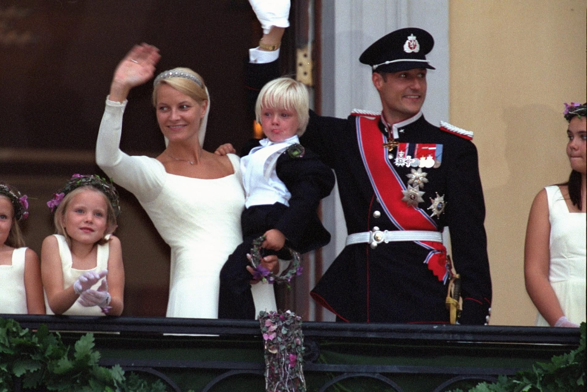 August 2001: Mette-Marit als Braut mit ihrem Sohn Marius im Arm, daneben Bräutigam Haakon.