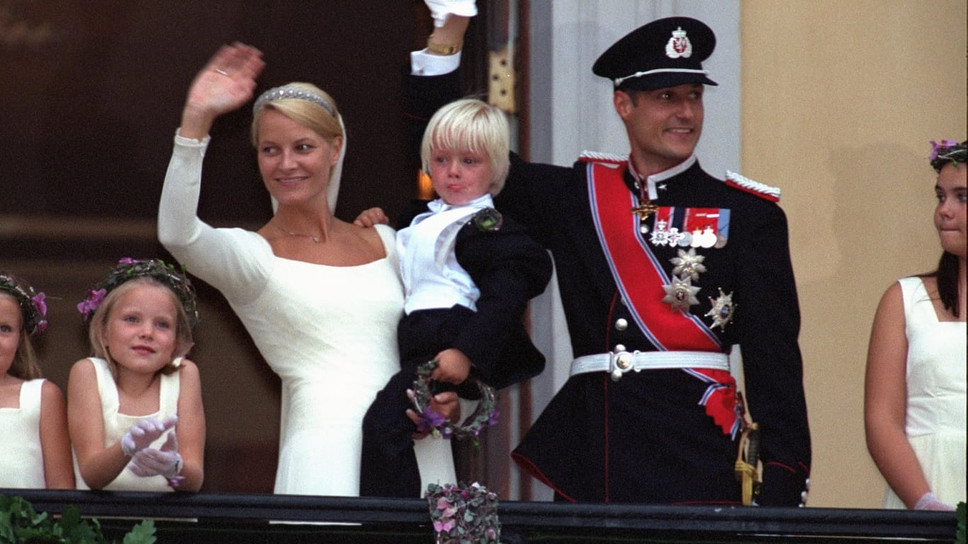 August 2001: Mette-Marit als Braut mit ihrem Sohn Marius im Arm, daneben Bräutigam Haakon.