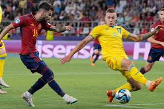 Spaniens Álex Baena (l.) schießt aufs Tor: Die spanische Auswahl besiegte die Ukraine klar.