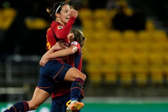 Aitana Bonmati (l.) feiert ihren Treffer zum 2:0: Gegen Costa Rica wusste Spanien zu überzeugen.